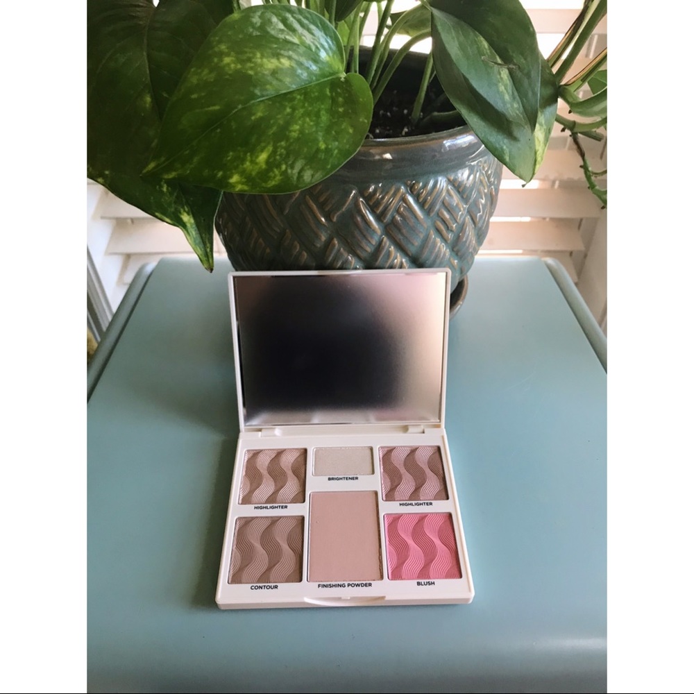 🛑SOLD🛑 COVER FX light-medium face palette